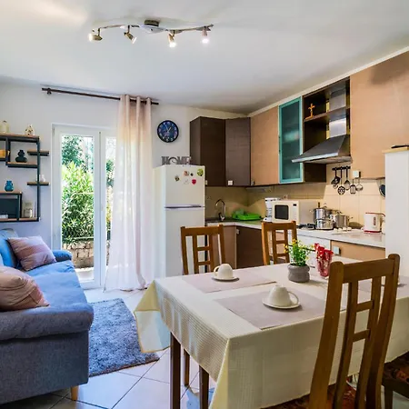 2 Bedroom Amazing In Апартаменты Сплит
